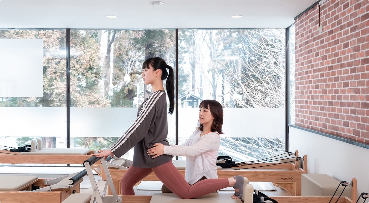 先生が個人レッスンで生徒に教えている画像