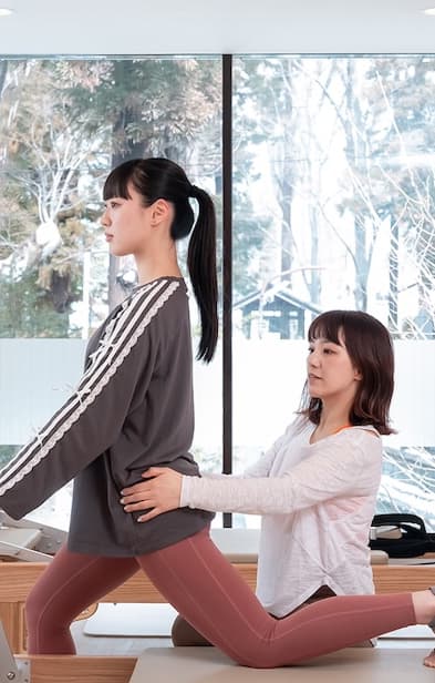 先生が個人レッスンで生徒に教えている画像